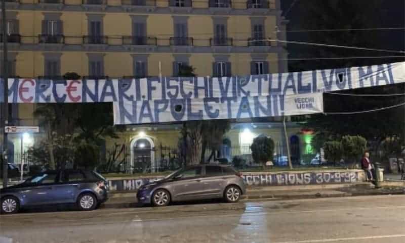 Cori dagli altoparlanti per coprire contestazione contro ADL, lo striscione: “Voi mai napoletani”