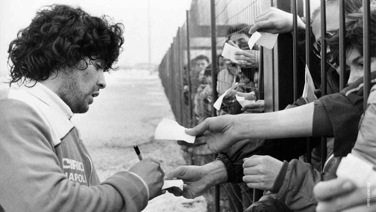 La Serie A ricorda Maradona: “Due anni senza, due come gli Scudetti”