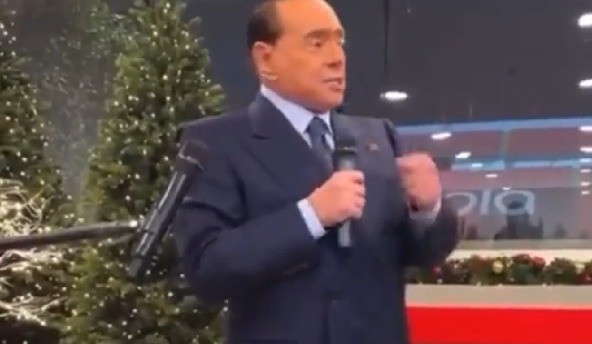 Berlusconi, bufera su frase con calciatori del Monza: “Se vincete, un pullman di t…”
