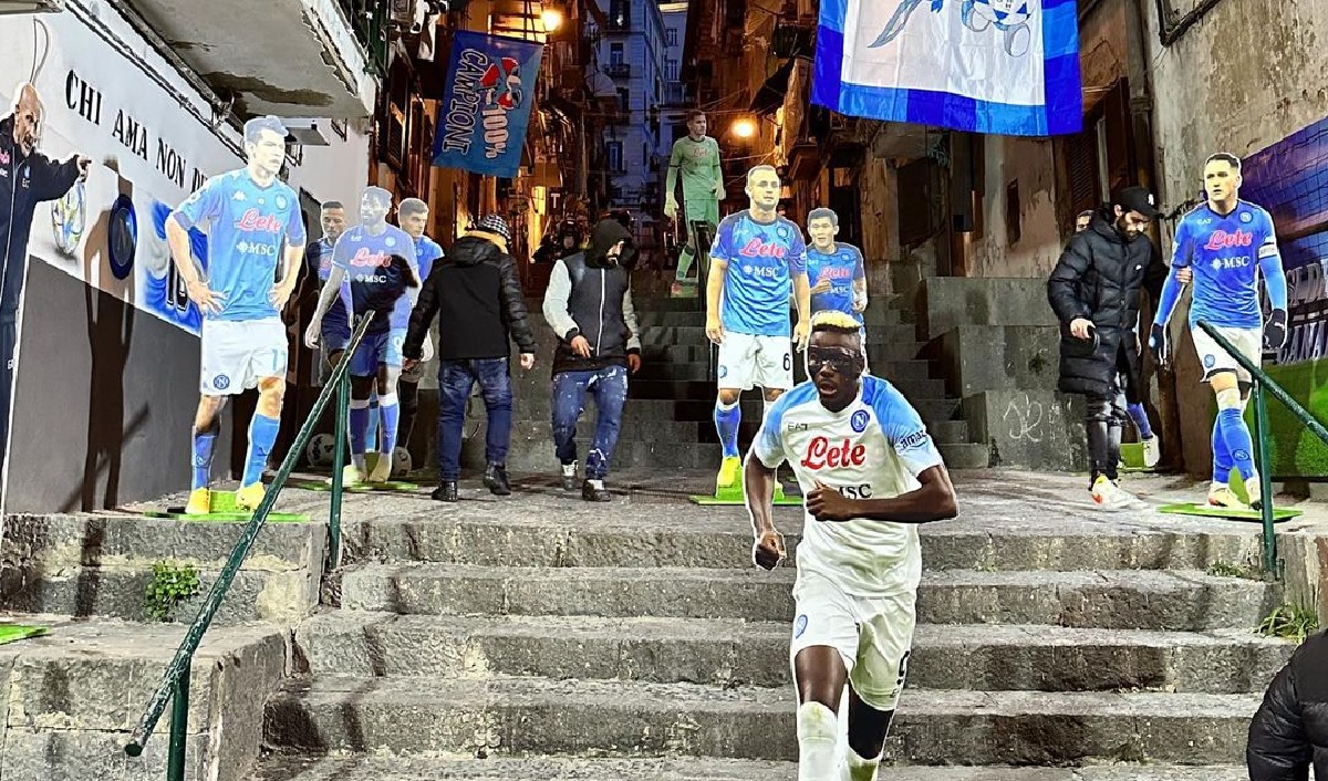 Ai Quartieri Spagnoli spuntano i cartonati dei giocatori del Napoli