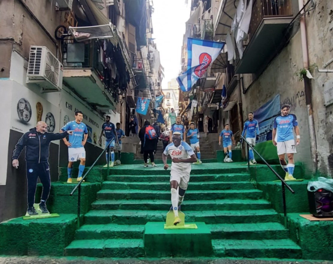 Grande entusiasmo per le sagome dei calciatori del Napoli a vico Colonne. Il video