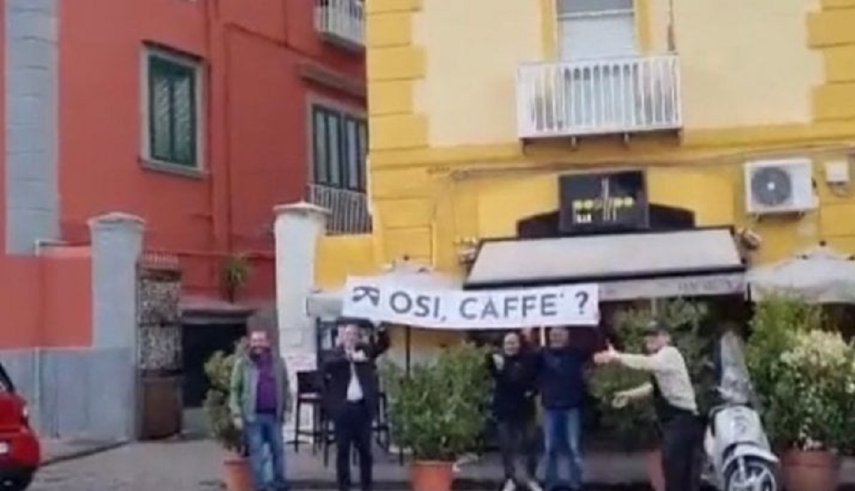 Osimhen mania a Napoli, l'ultima trovata dei tifosi: "Lo vuoi un caffè?". VIDEO